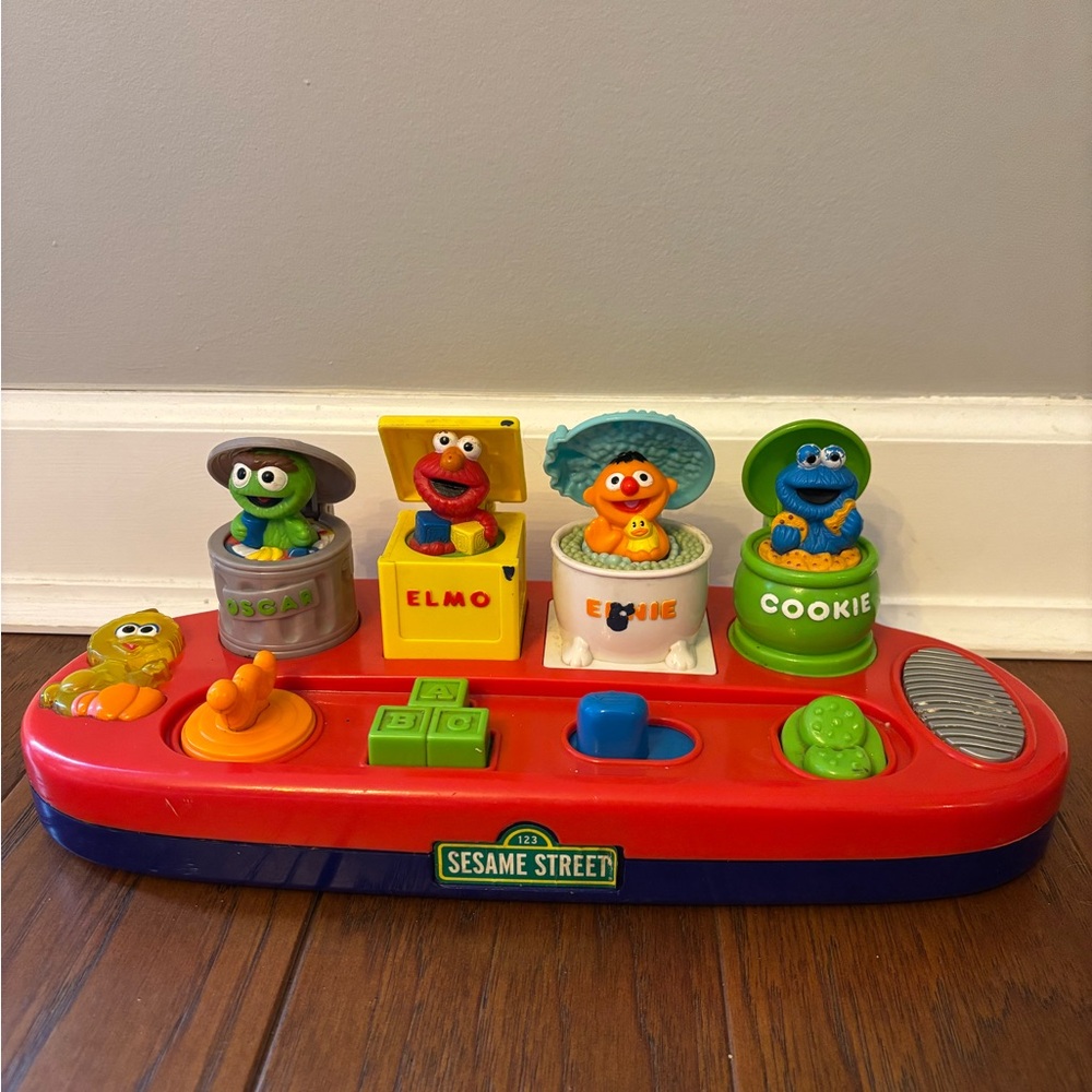 Vintage 2002 sesame street pop up toy